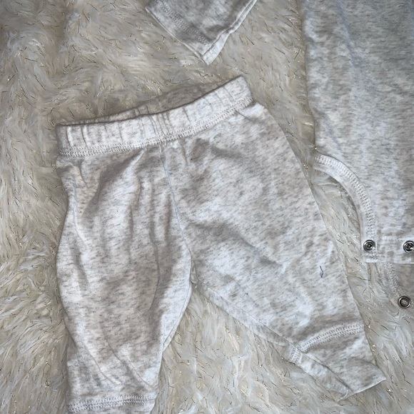 Simple Joys by Carter’s baby clothes Set . - Picture 5 of 6